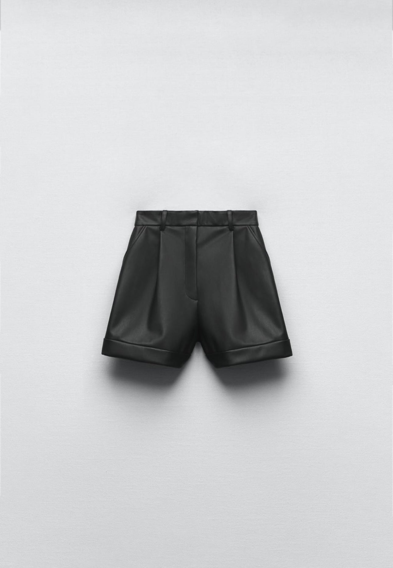 Shorts cuerina
