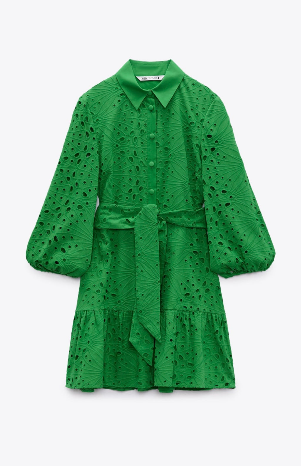 Vestido con bordados perforados