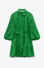 Vestido con bordados perforados