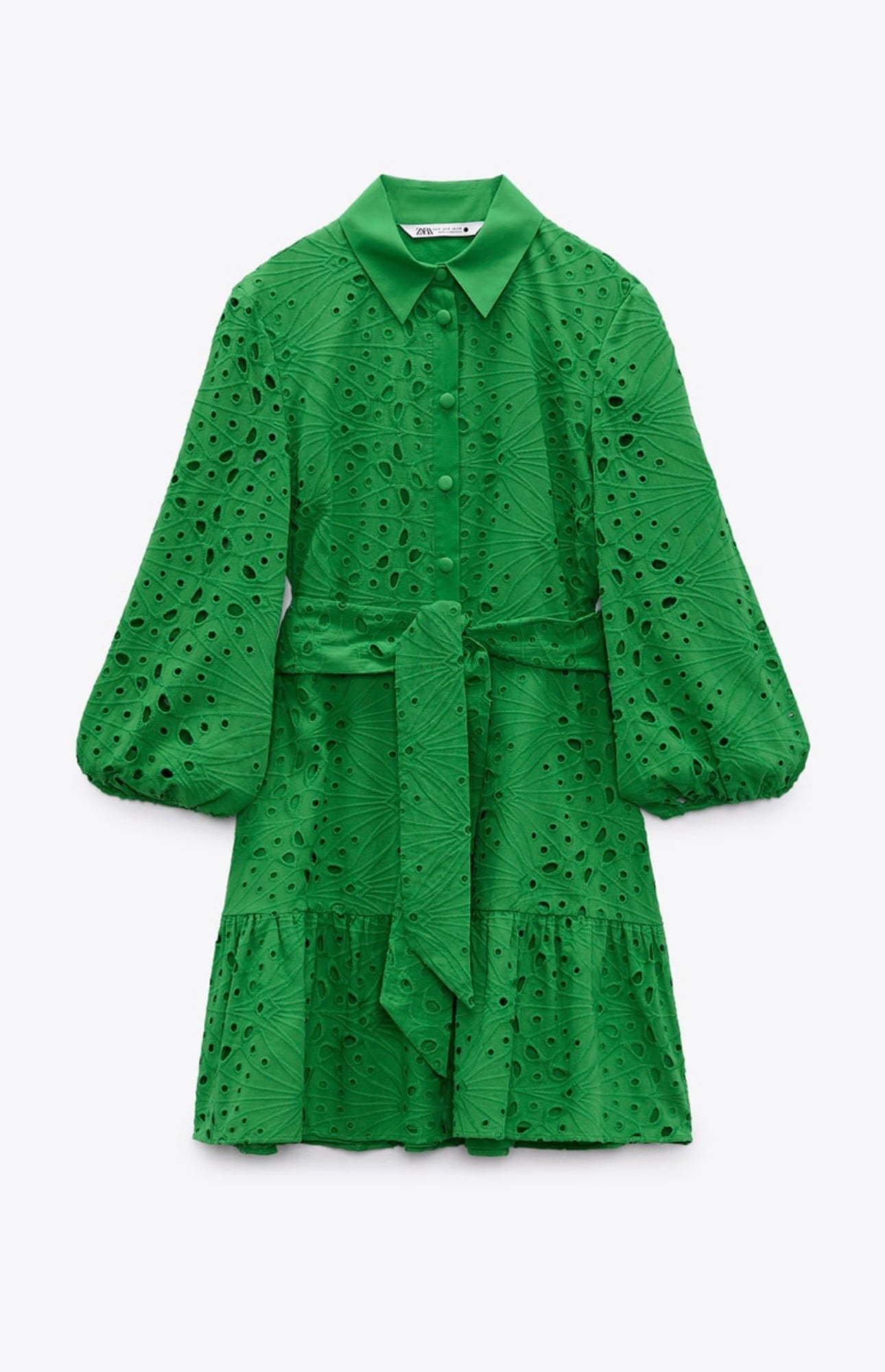 Vestido con bordados perforados