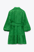 Vestido con bordados perforados