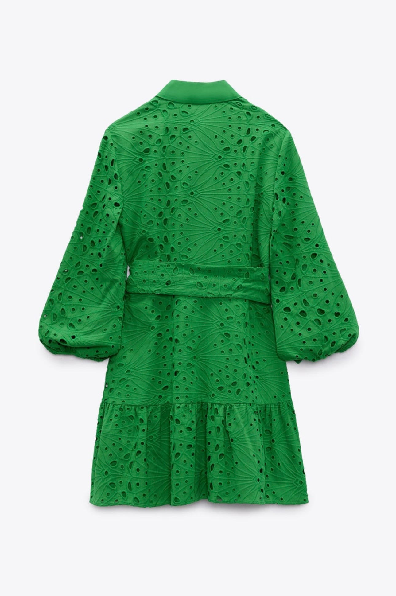 Vestido con bordados perforados