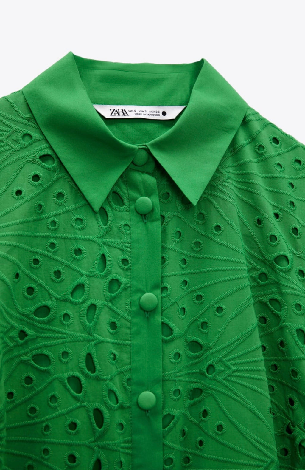 Vestido con bordados perforados