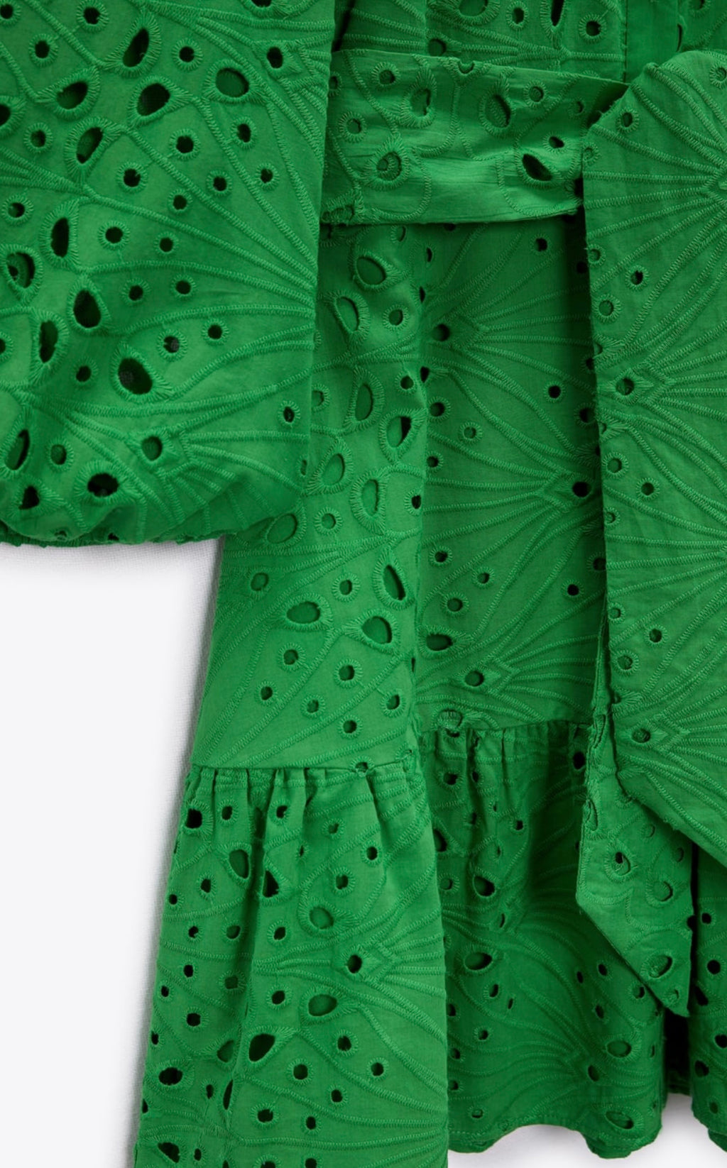 Vestido con bordados perforados