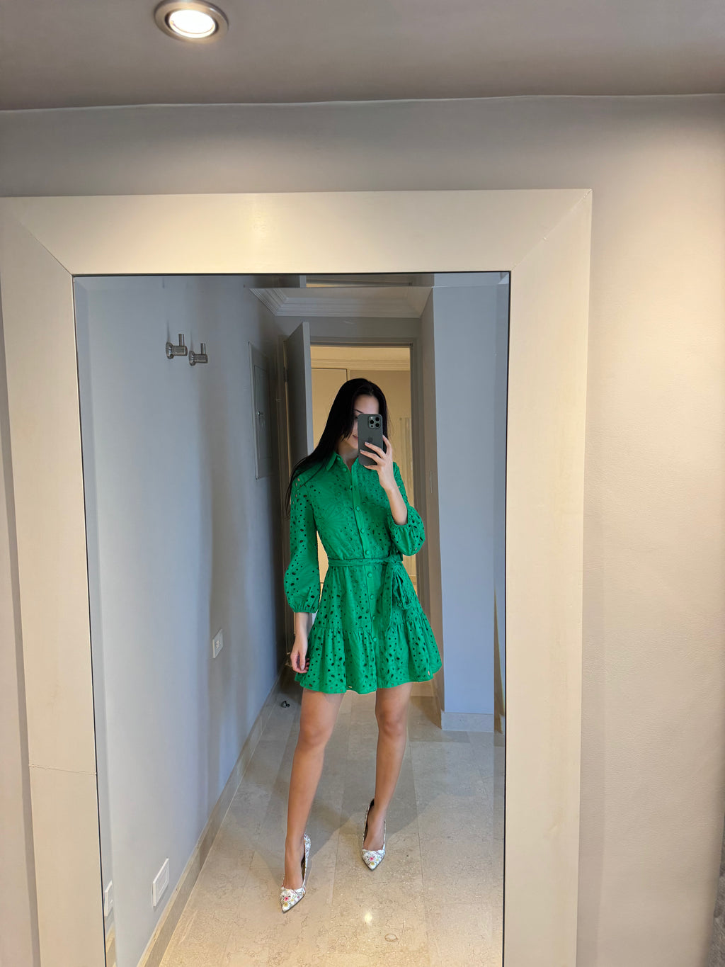 Vestido con bordados perforados