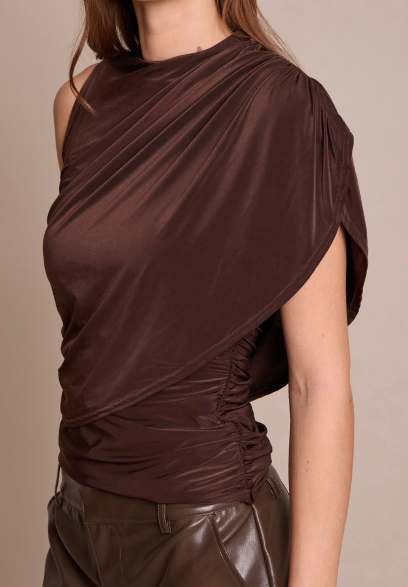 Top asimétrico drapeado